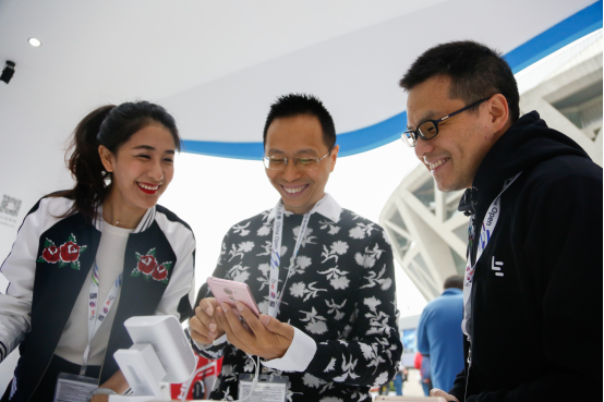 乐视展厅大师亲授网球技巧(图3)