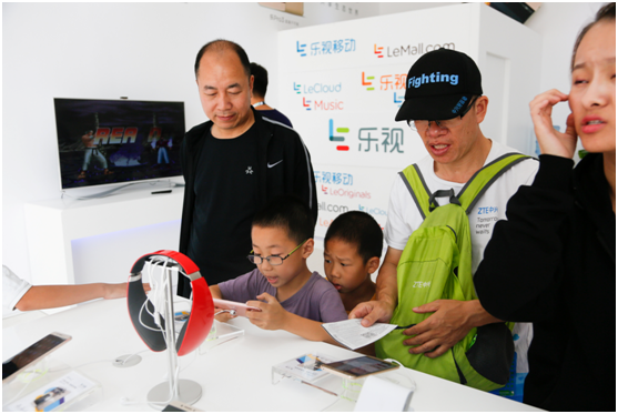 中网正赛乐视自拍角闪耀球场 首日乐视展厅火爆(图2)