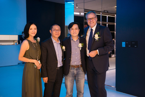 嘉宾(由右至左) 劳斯集团董事局主席Mr.Waldenmaier Stefan V 先生；香港南丰集团广州总经理李建华先生；劳斯(北京)董事长、总裁劉禹鴻先生； 劳斯(北京)董事、品牌总监彭心宜女士；_副本